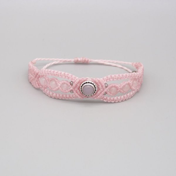 Pulseira micro-macram&eacute; rosa com uma pedra de quartzo rosa