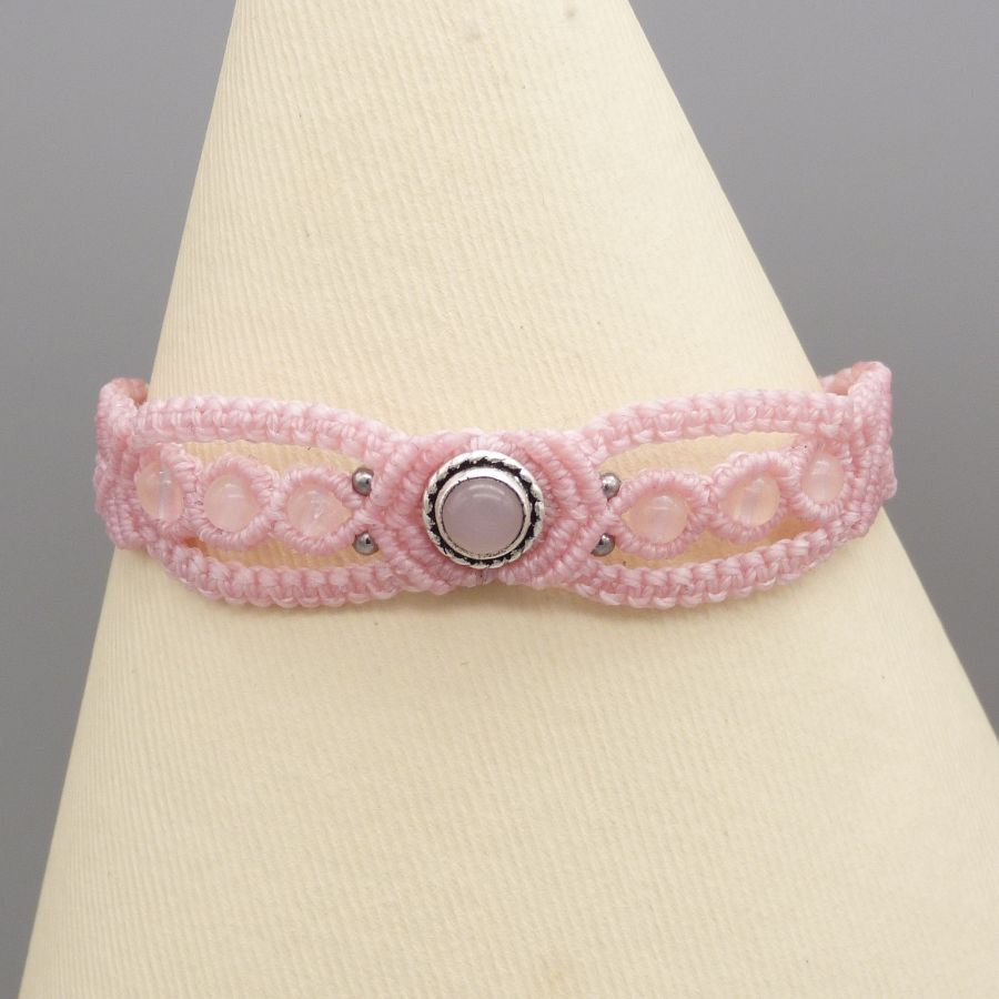 Pulseira micro-macramé rosa com uma pedra de quartzo rosa