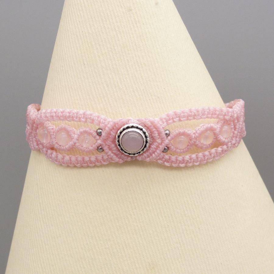 Pulseira micro-macramé rosa com uma pedra de quartzo rosa
