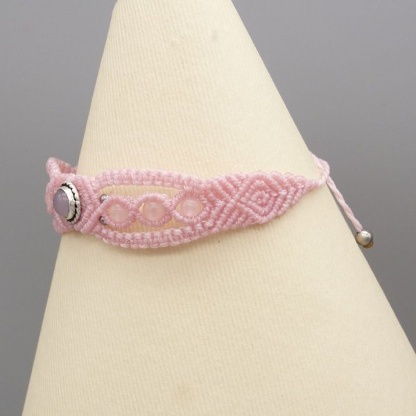 Pulseira micro-macram&eacute; rosa com uma pedra de quartzo rosa