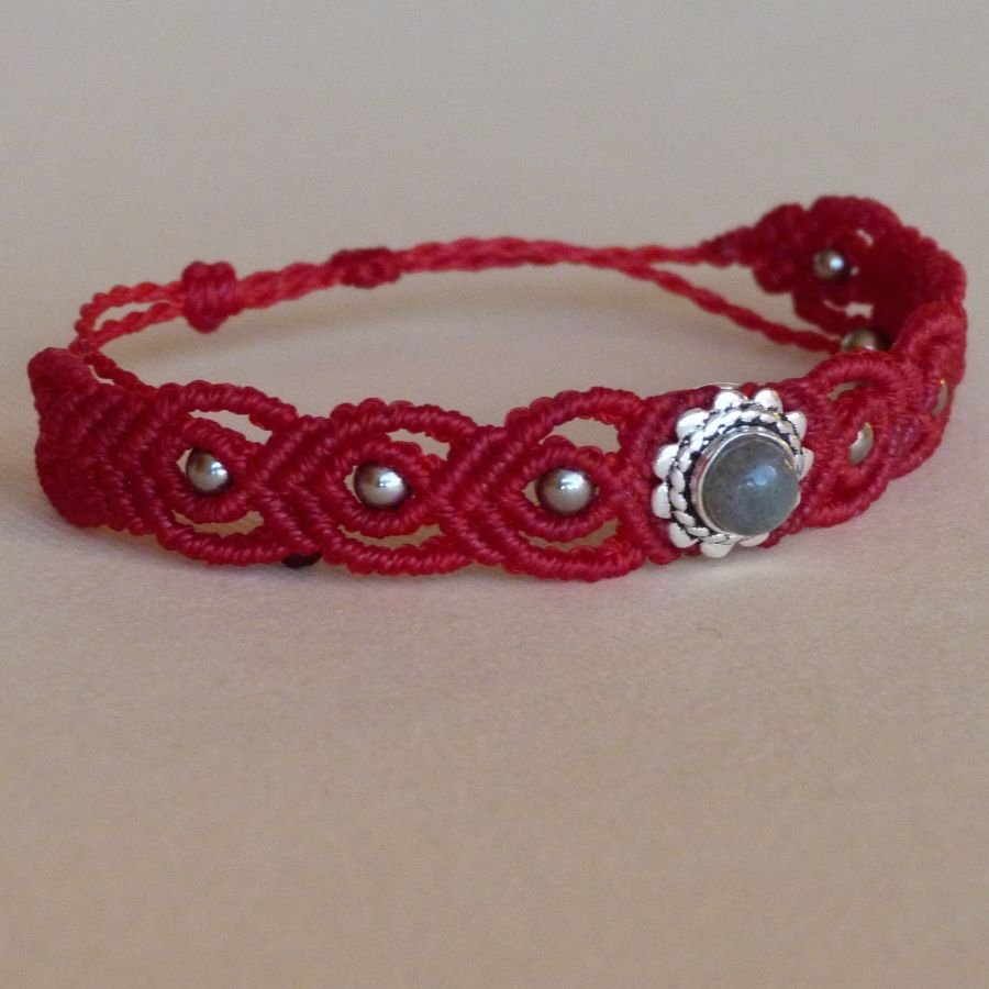 Pulseira micromacramé vermelha com um conjunto de labradorite em metal
