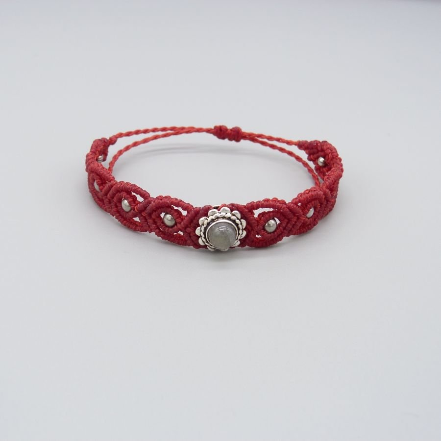 Pulseira micromacramé vermelha com um conjunto de labradorite em metal