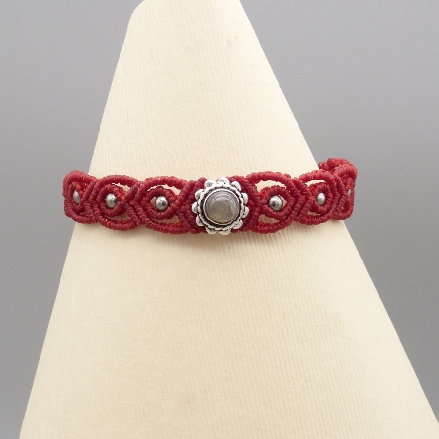 Pulseira micromacramé vermelha com um conjunto de labradorite em metal