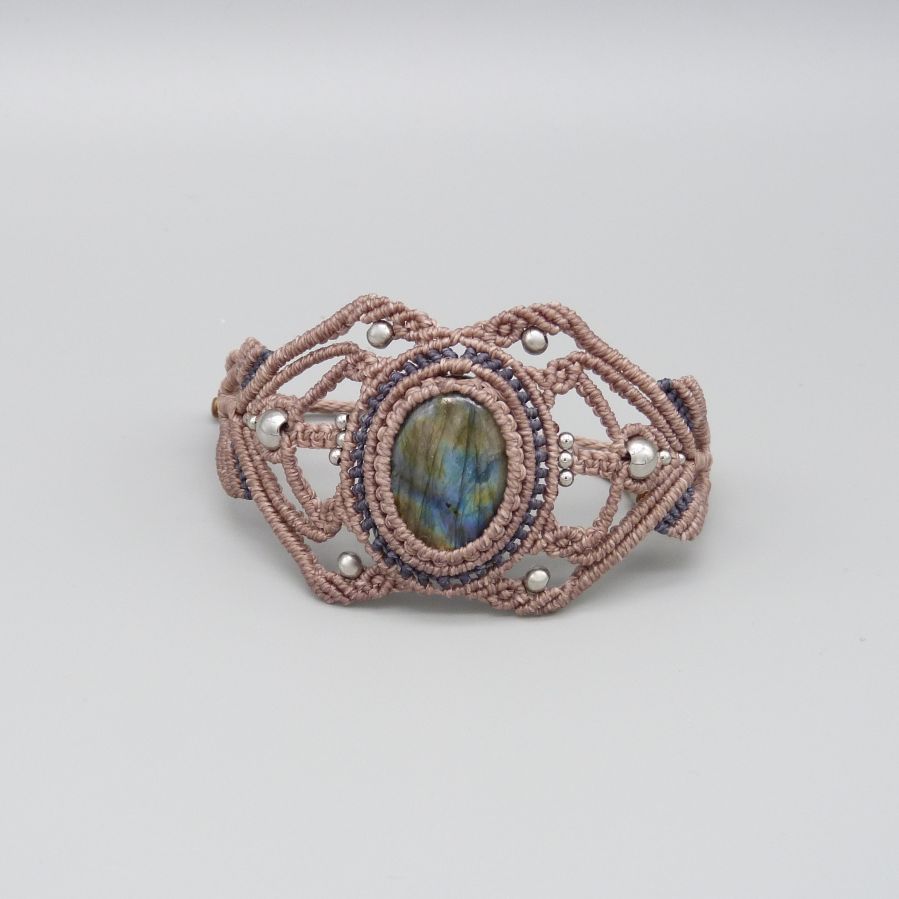 Pulseira de micro-macramé com um labradorite