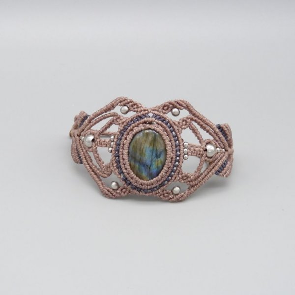 Pulseira de micro-macram&eacute; com um labradorite