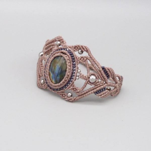Pulseira de micro-macram&eacute; com um labradorite