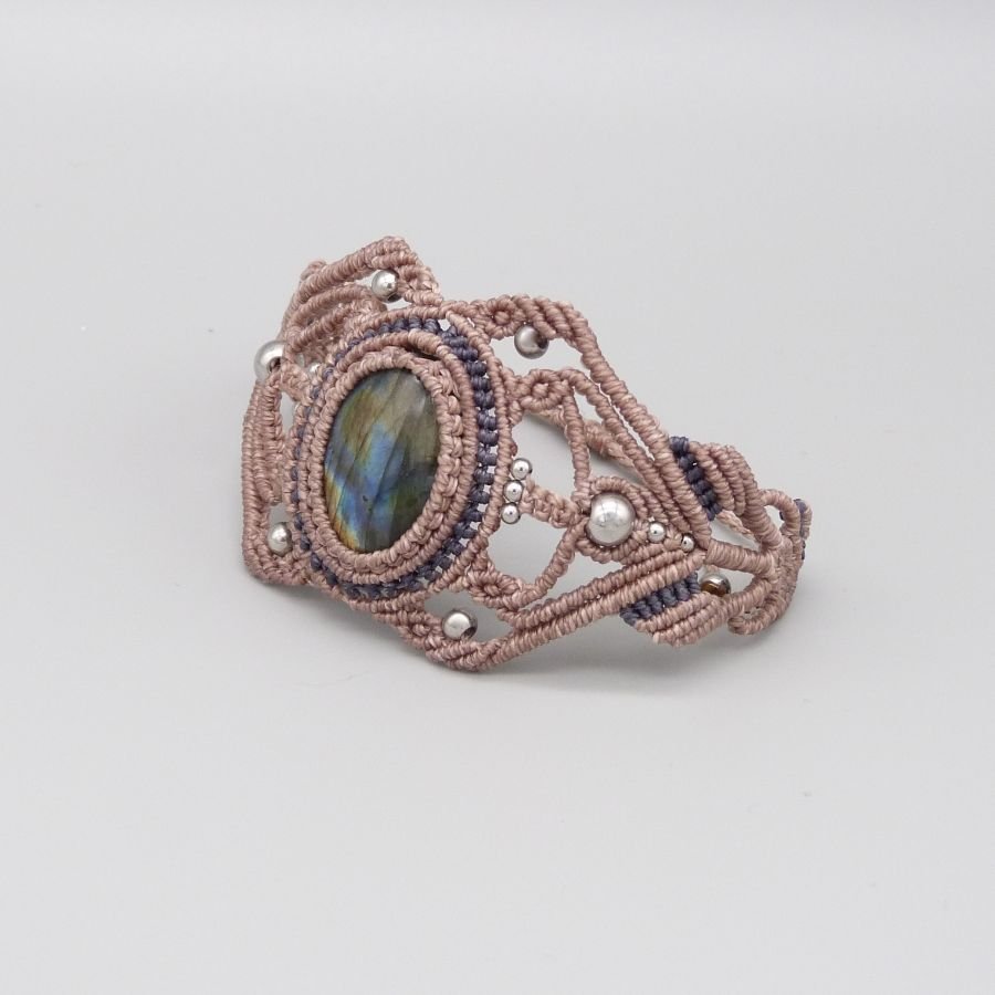 Pulseira de micro-macramé com um labradorite