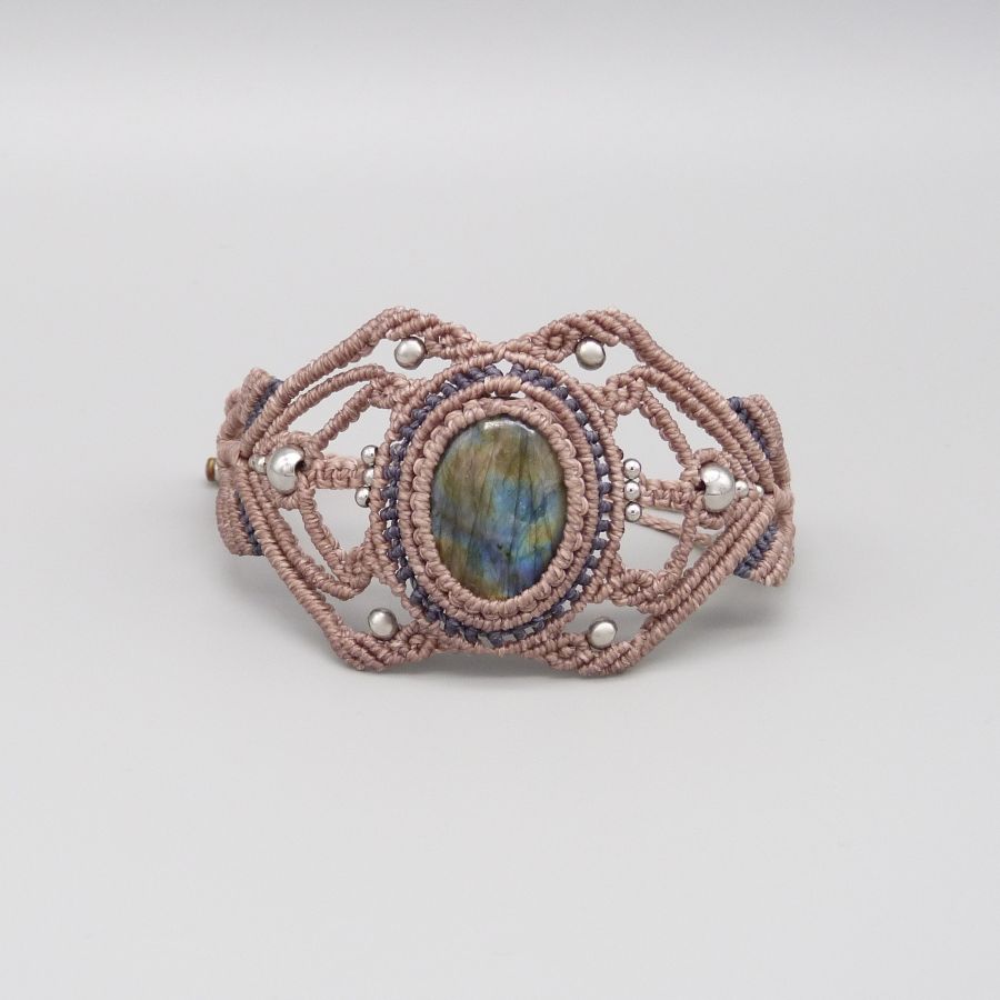 Pulseira de micro-macramé com um labradorite