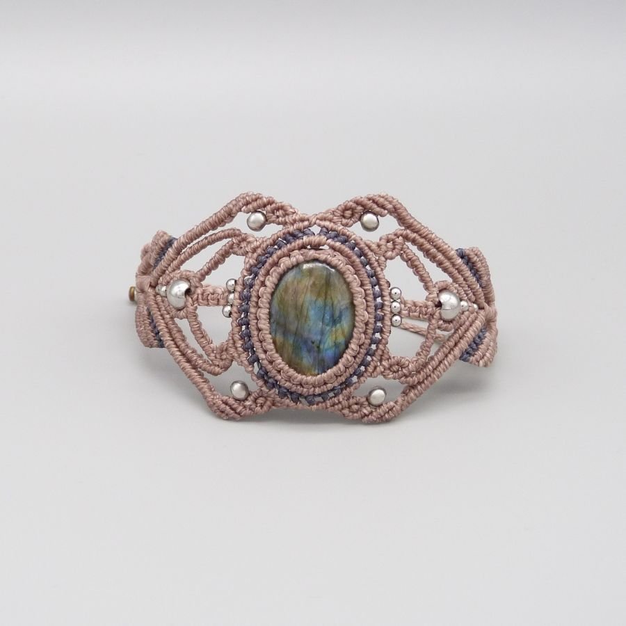 Pulseira de micro-macramé com um labradorite