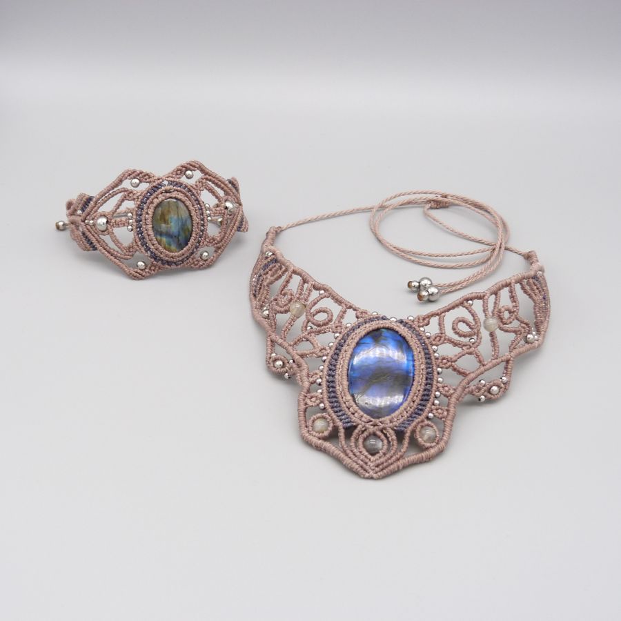 Pulseira de micro-macramé com um labradorite