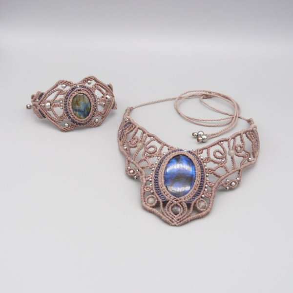 Pulseira de micro-macram&eacute; com um labradorite