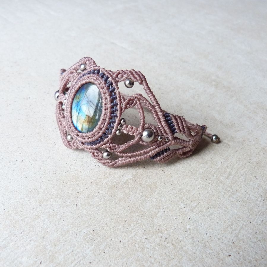 Pulseira de micro-macramé com um labradorite