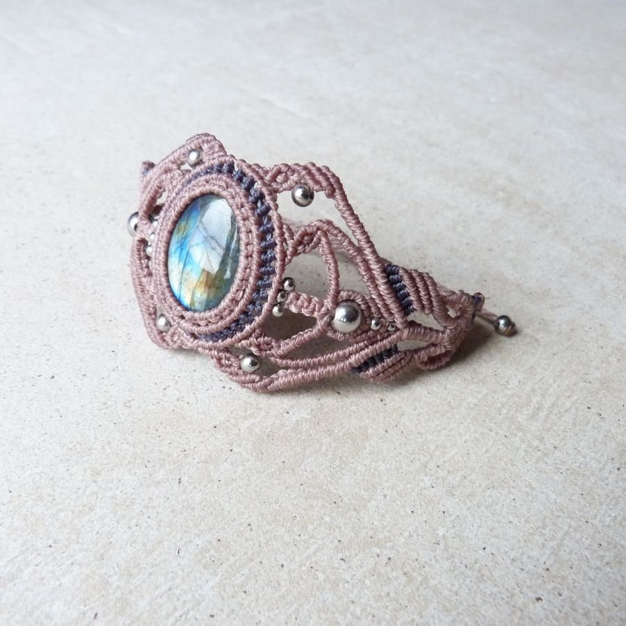Pulseira de micro-macramé com um labradorite