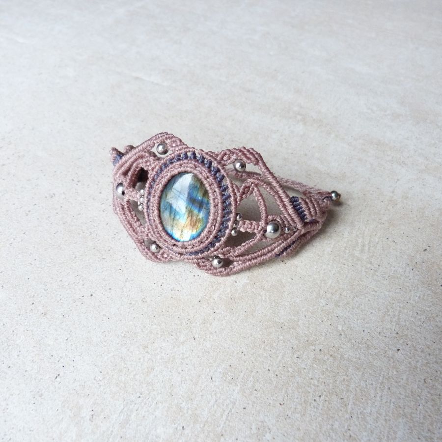Pulseira de micro-macramé com um labradorite