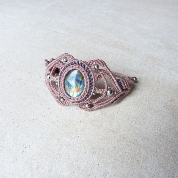 Pulseira de micro-macram&eacute; com um labradorite