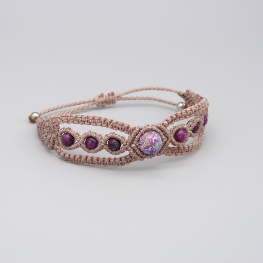 Pulseira de micro-macramé com uma pedra de jaspe imperial azul violeta
