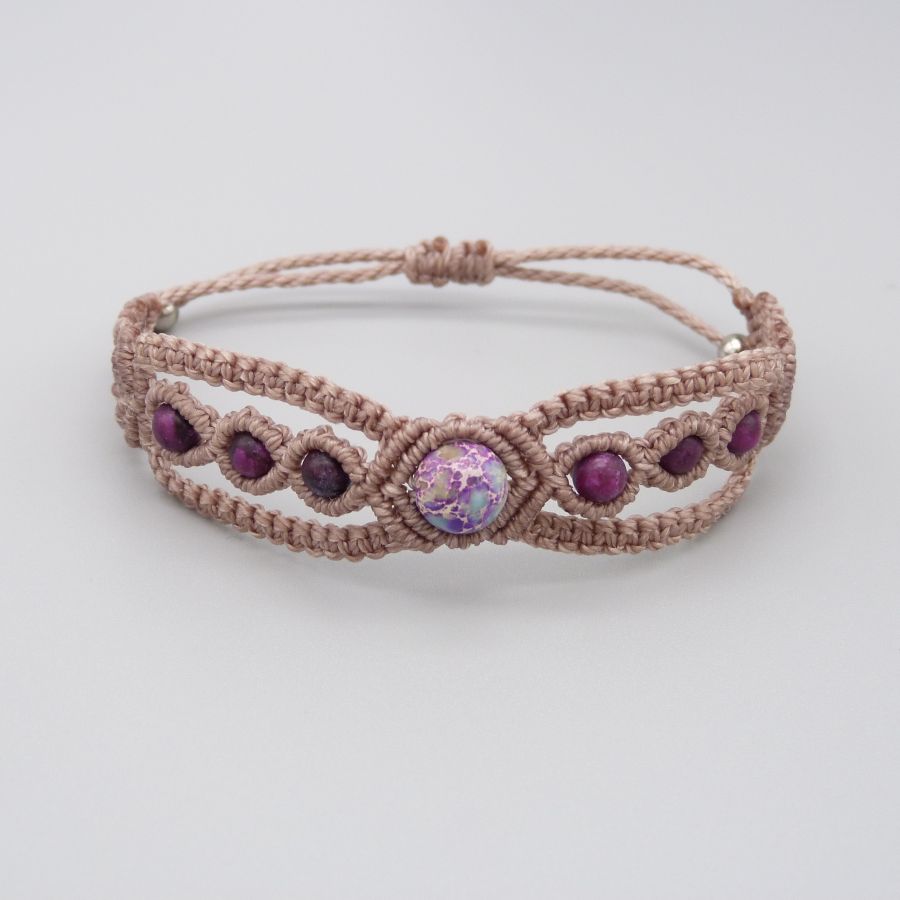 Pulseira de micro-macramé com uma pedra de jaspe imperial azul violeta