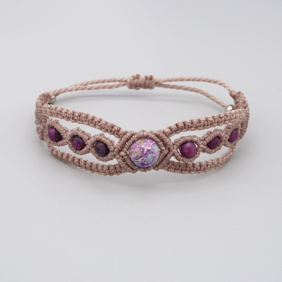 Pulseira de micro-macramé com uma pedra de jaspe imperial azul violeta