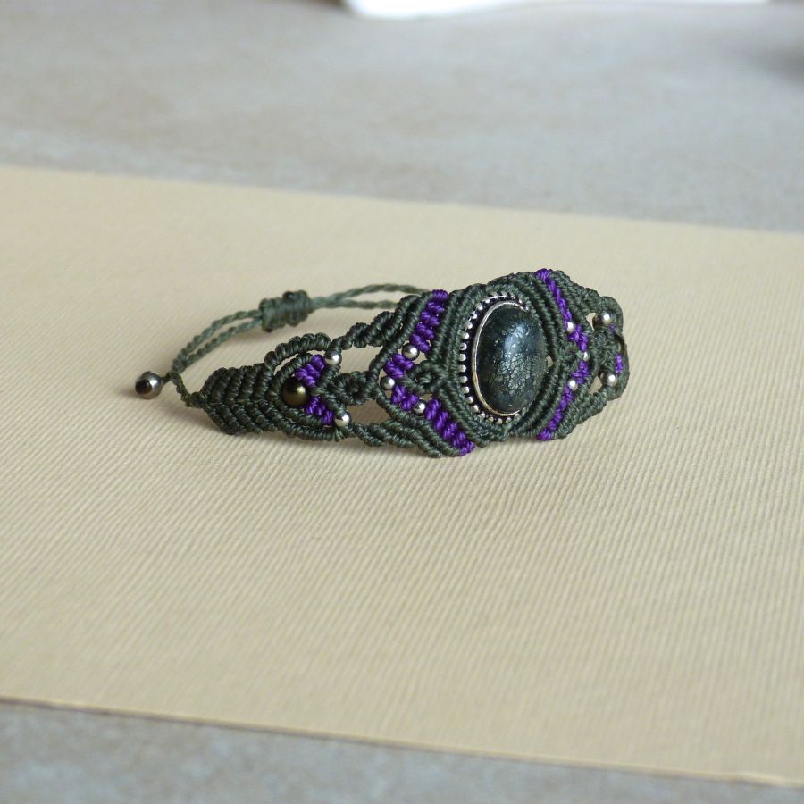 Pulseira de micromacramé verde com um conjunto de pedra em metal