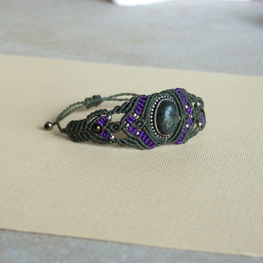 Pulseira de micromacramé verde com um conjunto de pedra em metal