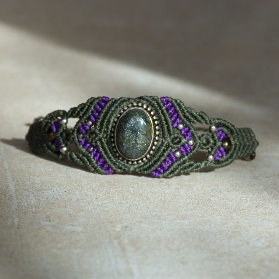 Pulseira de micromacramé verde com um conjunto de pedra em metal