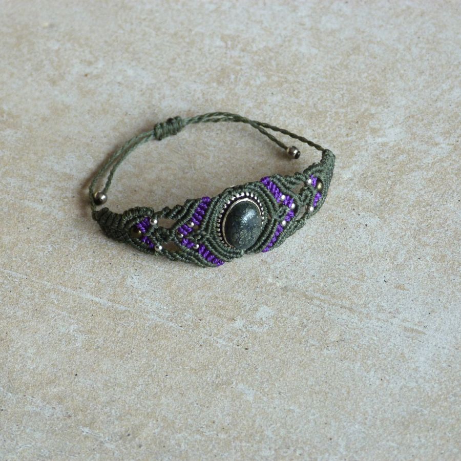 Pulseira de micromacramé verde com um conjunto de pedra em metal