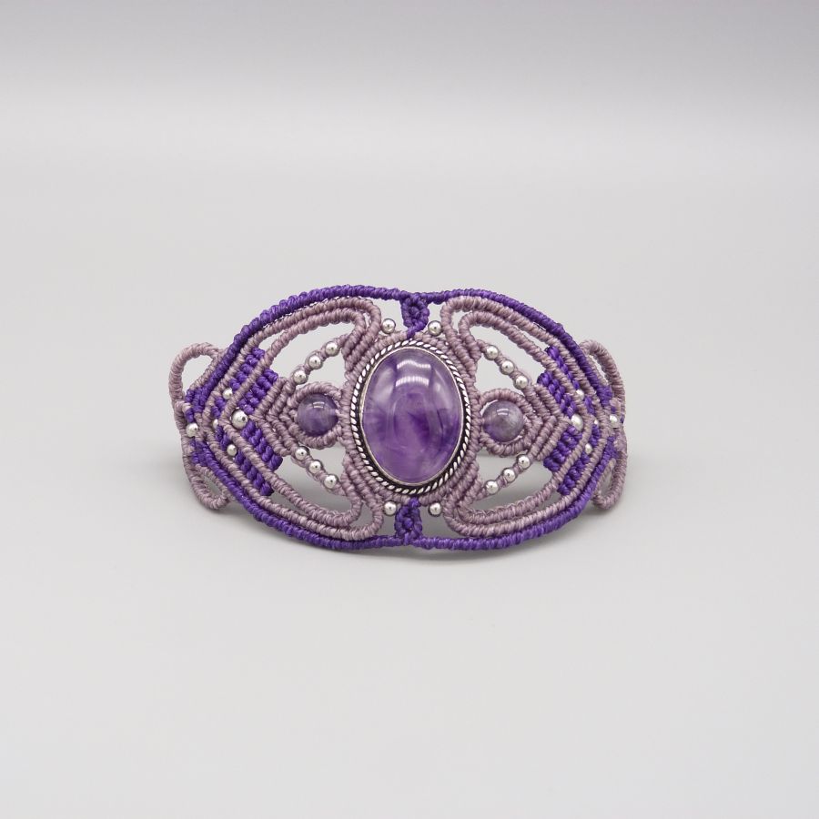 Pulseira micromacramé roxa com um conjunto de ametista no meio