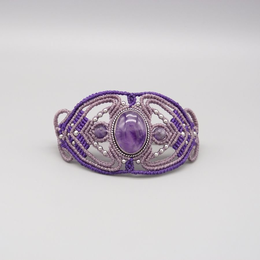 Pulseira micromacramé roxa com um conjunto de ametista no meio