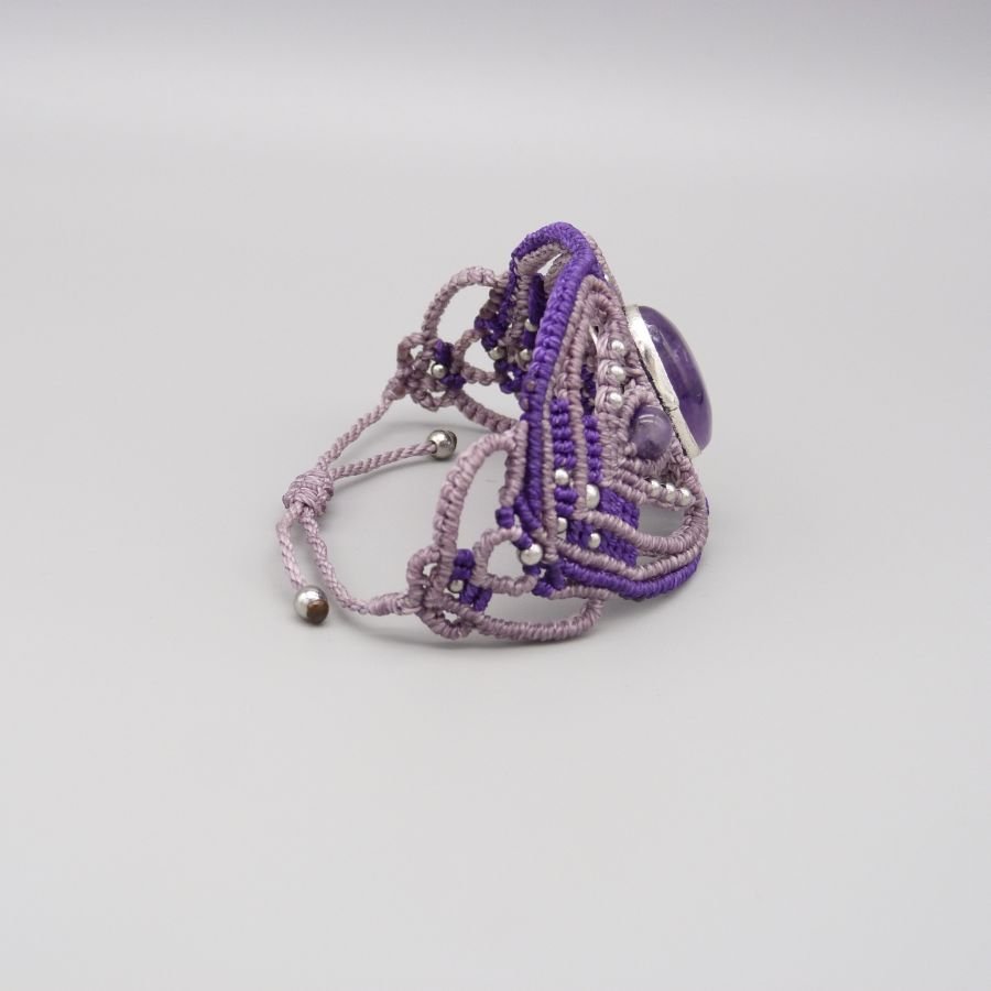 Pulseira micromacramé roxa com um conjunto de ametista no meio