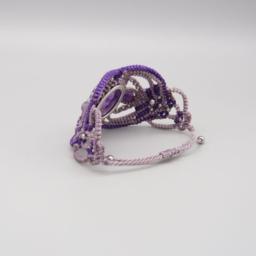 Pulseira micromacramé roxa com um conjunto de ametista no meio