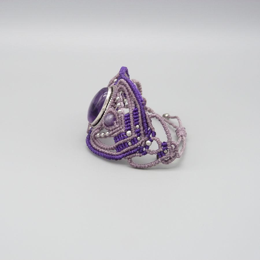 Pulseira micromacramé roxa com um conjunto de ametista no meio