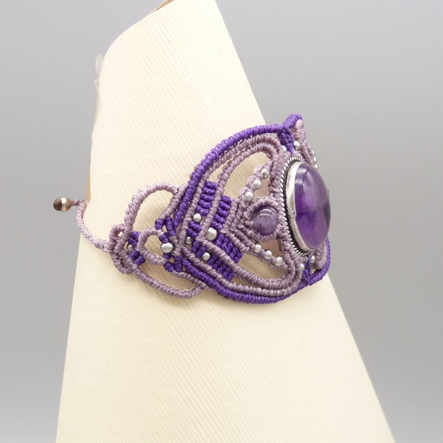 Pulseira micromacramé roxa com um conjunto de ametista no meio