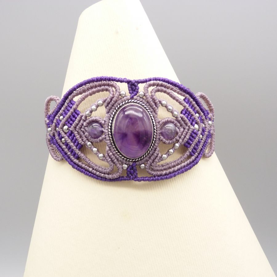 Pulseira micromacramé roxa com um conjunto de ametista no meio