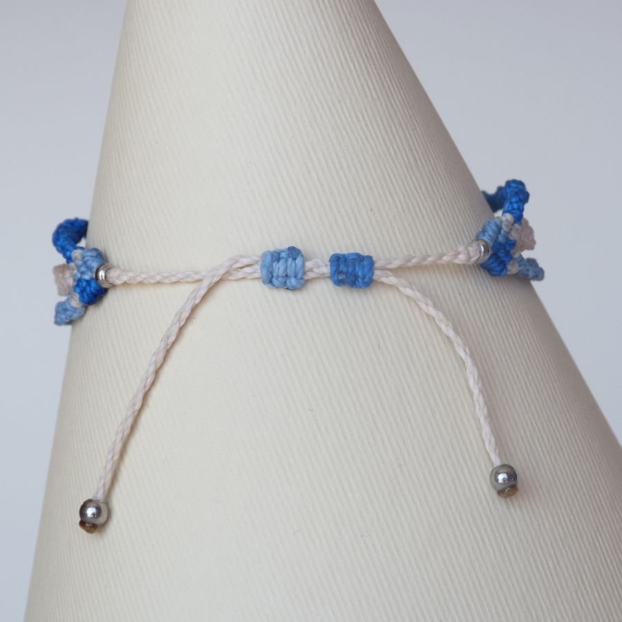 Pulseira de 3 em 1 micro-macramé em areia azul e bege