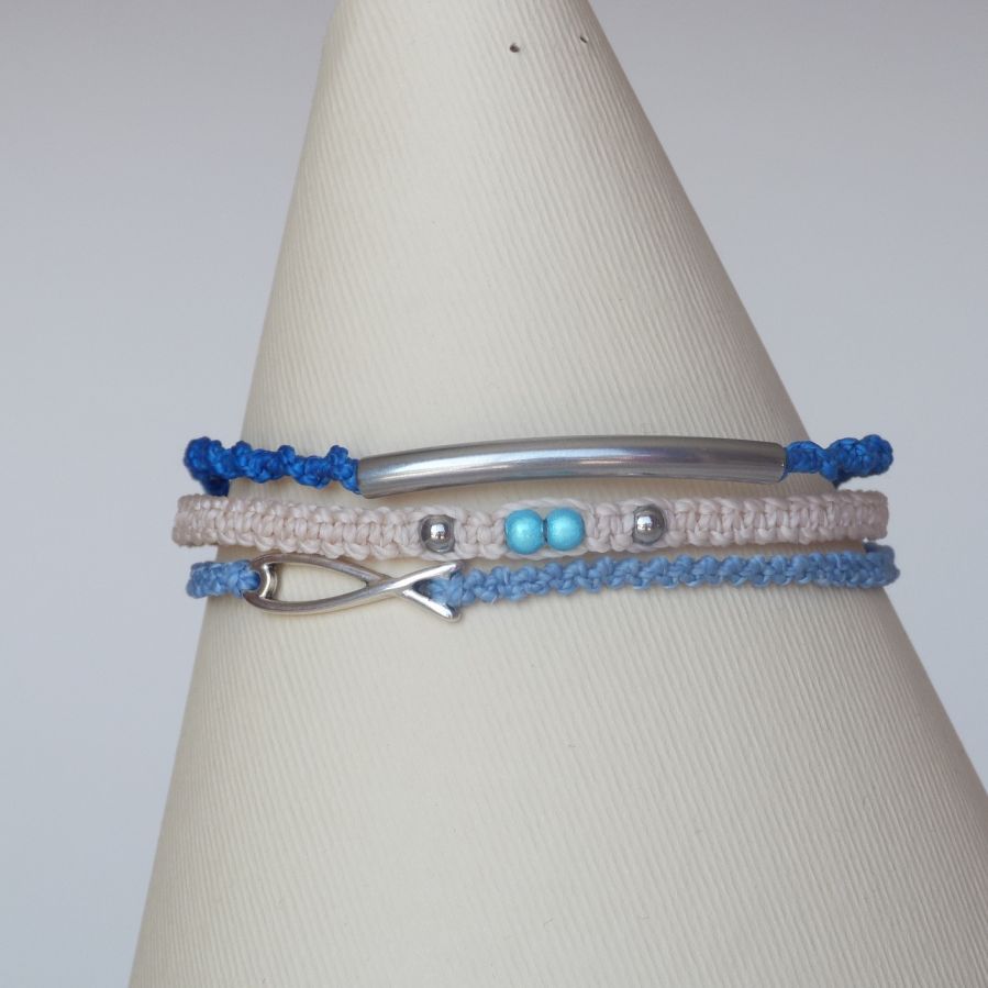Pulseira de 3 em 1 micro-macramé em areia azul e bege