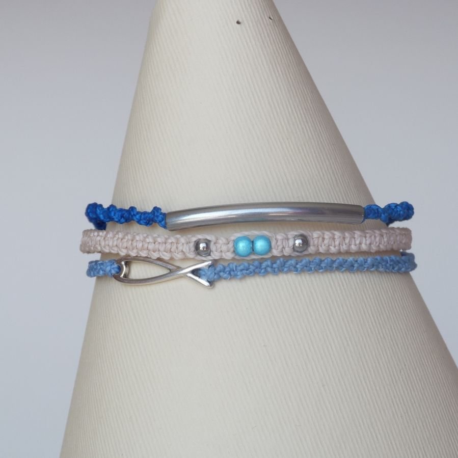 Pulseira de 3 em 1 micro-macramé em areia azul e bege