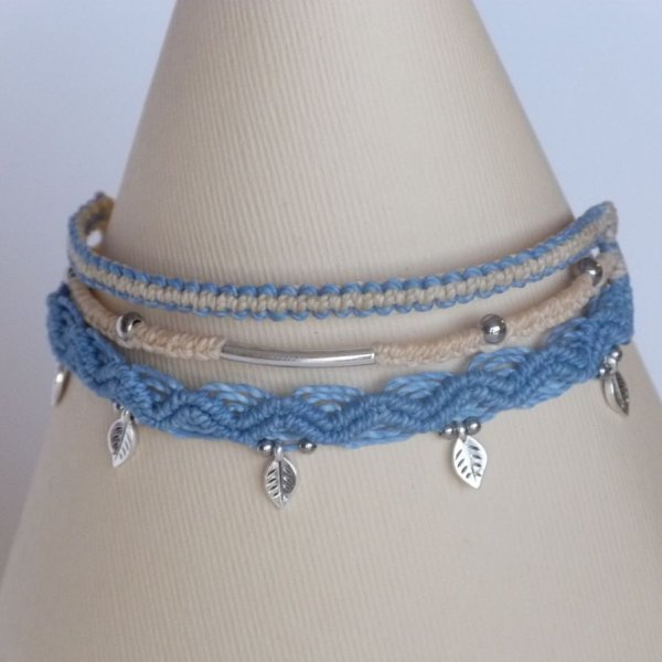 Bracelet multi-rangs 3 en 1 bleu pastel et cr&egrave;me en micro-macram&eacute;  