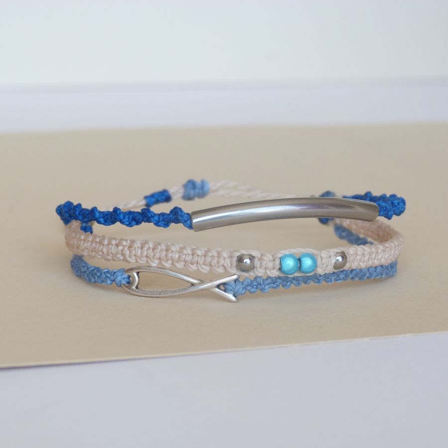 Pulseira de 3 em 1 micro-macramé em areia azul e bege