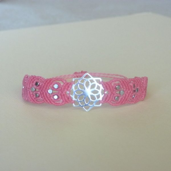 Pulseira micro-macram&eacute; rosa com inserto de prata