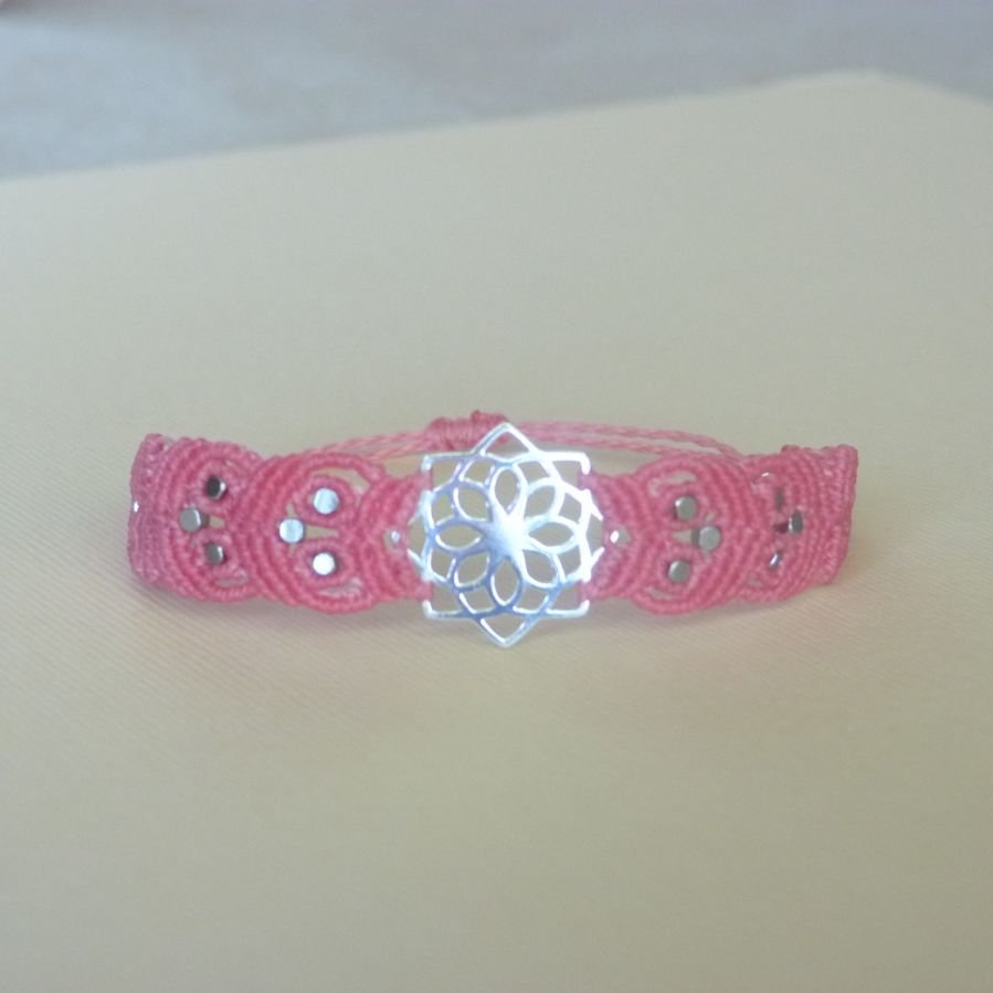 Pulseira micro-macramé rosa com inserto de prata