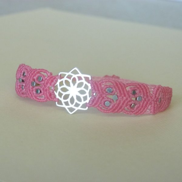 Pulseira micro-macram&eacute; rosa com inserto de prata