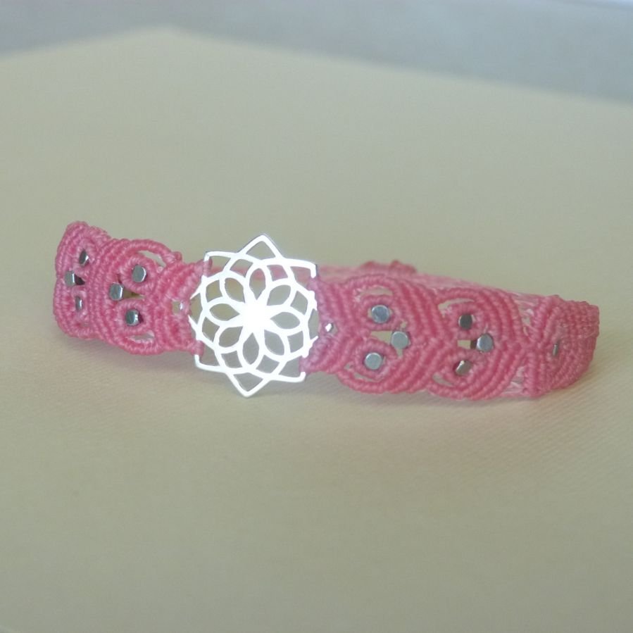 Pulseira micro-macramé rosa com inserto de prata