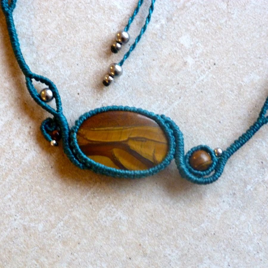 Colar micromacramé azul de pato com uma pedra natural, o olho de tigre