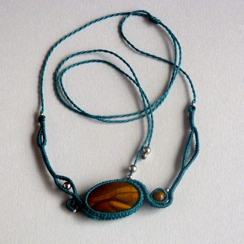 Colar micromacramé azul de pato com uma pedra natural, o olho de tigre