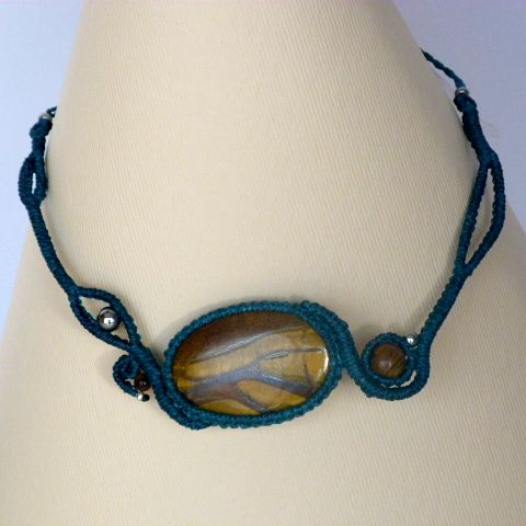 Colar micromacramé azul de pato com uma pedra natural, o olho de tigre