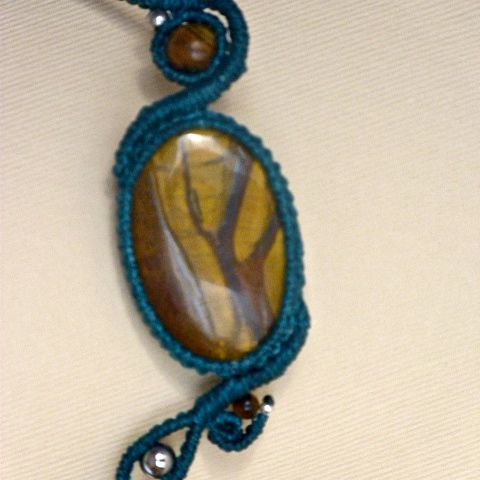 Colar micromacramé azul de pato com uma pedra natural, o olho de tigre