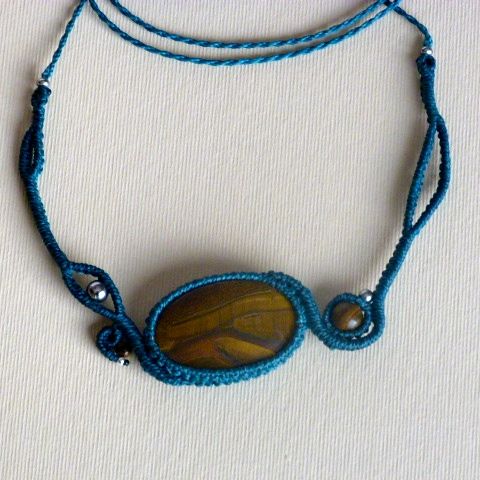 Colar micromacramé azul de pato com uma pedra natural, o olho de tigre