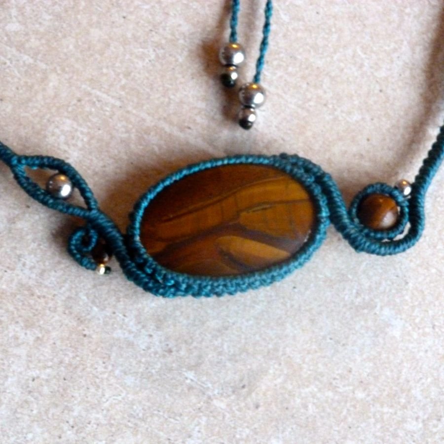 Colar micromacramé azul de pato com uma pedra natural, o olho de tigre