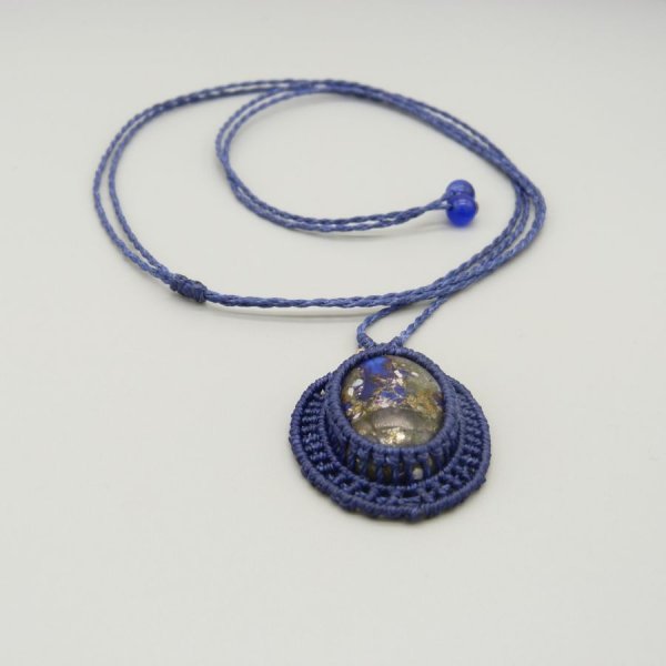 Colar micro-macram&eacute; azul escuro com um caboch&atilde;o de pedra