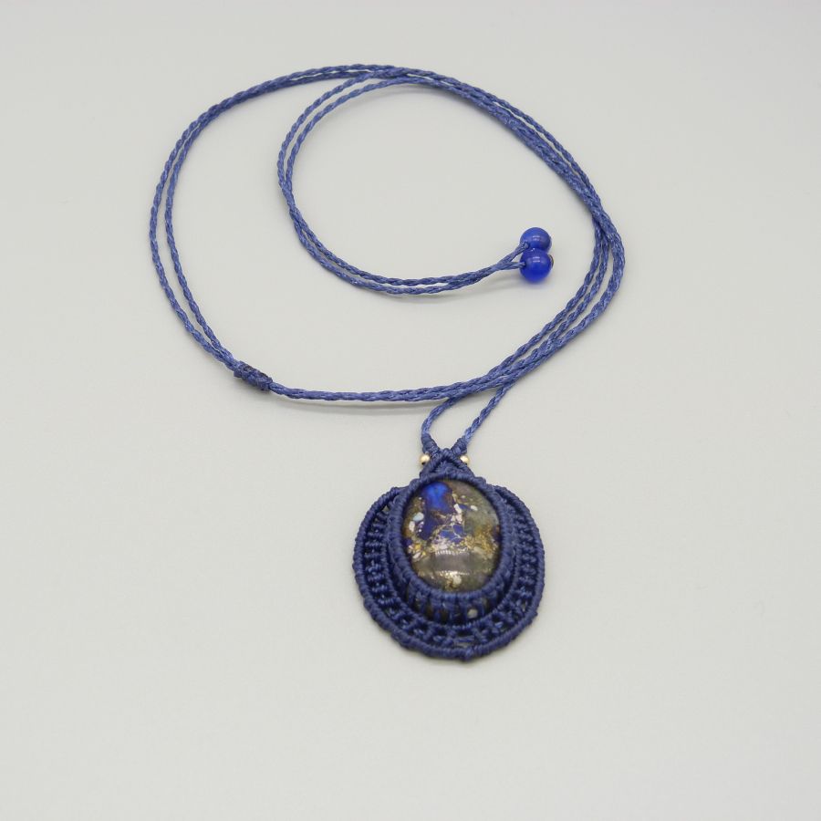 Colar micro-macramé azul escuro com um cabochão de pedra